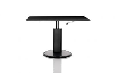 Schwarzer 360° Table Tisch von Magis: Quadratische Tischplatte mit zentralem Standfuß und rundem Fuß.